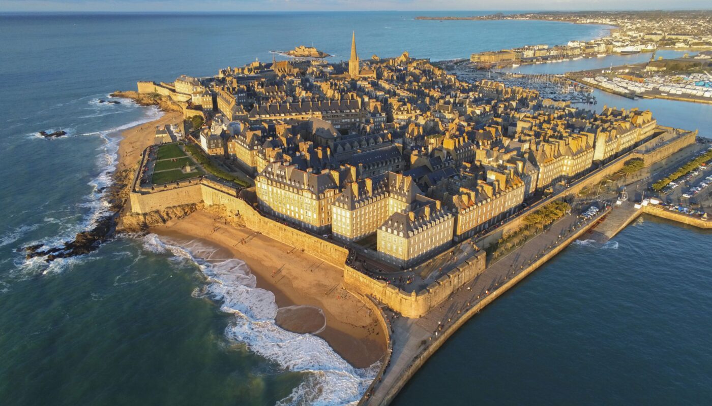 Vue aérienne de Saint-Malo Intra-Muros et de ses remparts en bord de mer