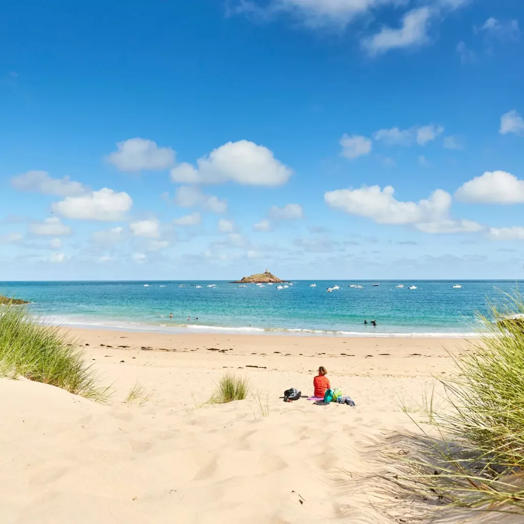 Plage de sable blanc dans les côtes d'armor en Bretagne